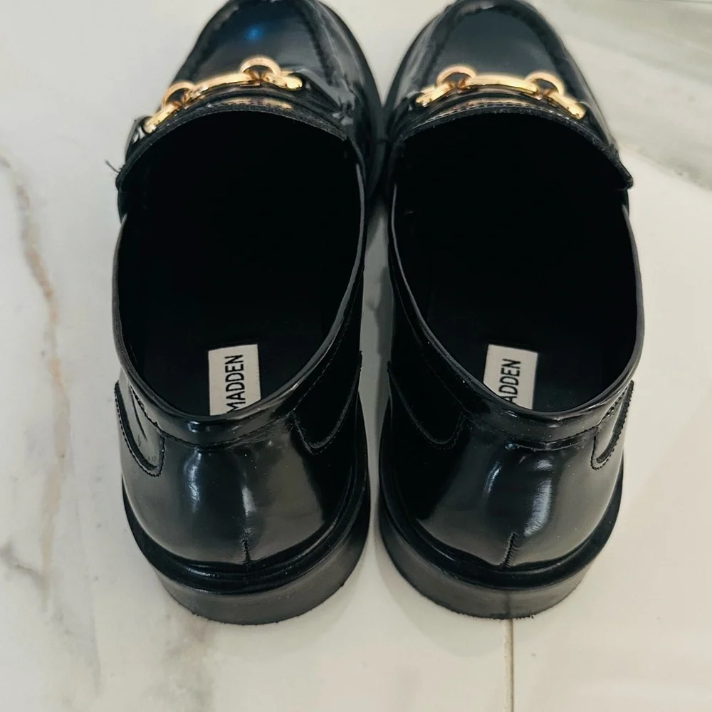 Aldo Shiny Black Loafers with Gold Chain - Picture 2 of 4